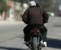 Salió del gimnasio, miró el celular un segundo y dos motochorros la sorprendieron en Libertador