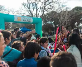 Capital continúa con "nadie duerme la siesta": arte, creatividad y pasión futbolera