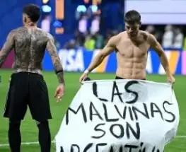 La Selección festejó el pase a la final con una bandera que encendió el reclamo por Malvinas