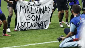 Milei se desmarcó de la bandera de Malvinas y apuntó contra La Scaloneta