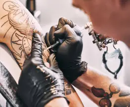 El tatuaje cumple su día y detrás hay una historia milenaria