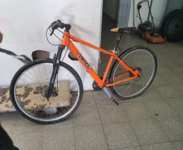 Dejó la bicicleta en la puerta de la carnicería donde trabaja y cuando salió ya no estaba