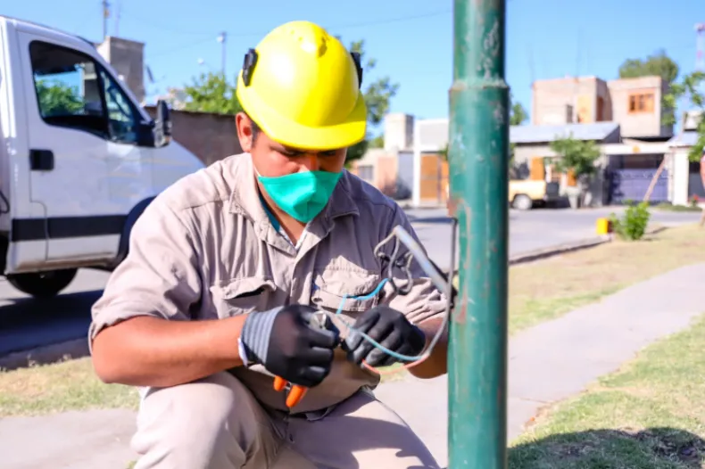 Un Niño Pequeño, Trabajador De La Construcción Con Escalera Mientras  Trabajaba En La Renovación De Una Casa, Un Niño Con Casco De Seguridad Y Un  Mono De Trabajo Jugando En Un Apartamento