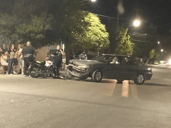 Un choque brutal entre un auto y una moto dejó a un joven internado