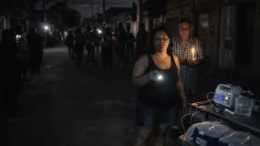 Vecinos de varias zonas quedaron a oscuras y encendieron la alarma por la salud