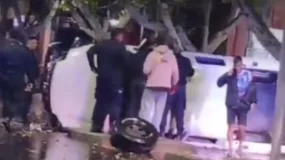 Un auto terminó volcado sobre Libertador y armó un despliegue en plena madrugada