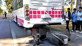 Un motociclista terminó hospitalizado tras chocar con un colectivo en San Martín