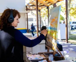 Isabel Fernández llevó sus pinceles a la plaza Aberastain y sorprendió a los sanjuaninos