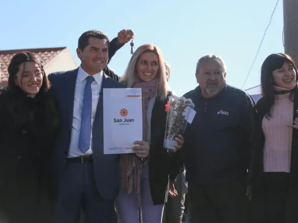 Orrego encabezó la entrega de 105 viviendas en Ullum y celebró el sueño cumplido de las familias