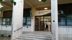 Entró a la casa de su expareja, se llevó una billetera y cayó a las pocas cuadras
