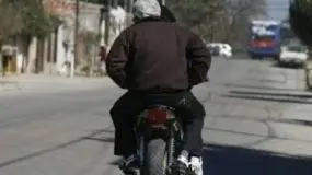 Paró para comprar cigarrillos y el amigo le terminó robando la moto