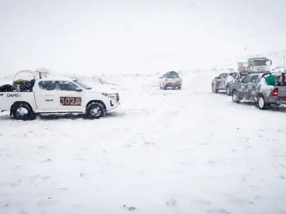 Los Azules frenó tareas y sacó del campamento a 37 empleados por la nieve