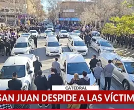Miles de personas acompañan el último adiós a las víctimas del accidente aéreo de Valle Fértil