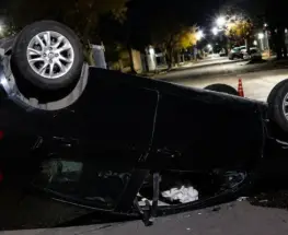 Un auto volcó en Rawson después de chocar contra un vehículo estacionado