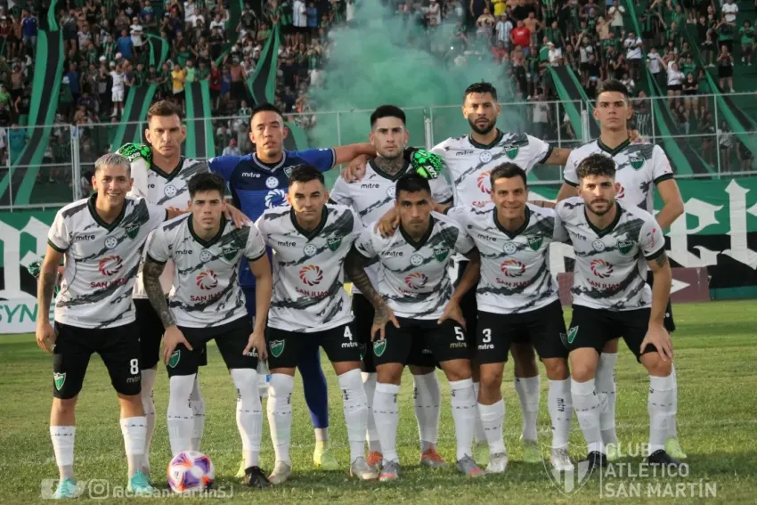 En el país hay más de 100 clubes de fútbol con un pasado ligado al tren -  LA NACION