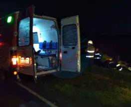 Un motociclista resultó herido tras chocar con un auto estacionado