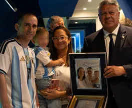 Tapia sorprendió a Nahuel Gallo con una plaqueta y una camiseta en pleno amistoso