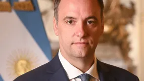 Crece la presión judicial por la compra de un departamento de Manuel Adorni