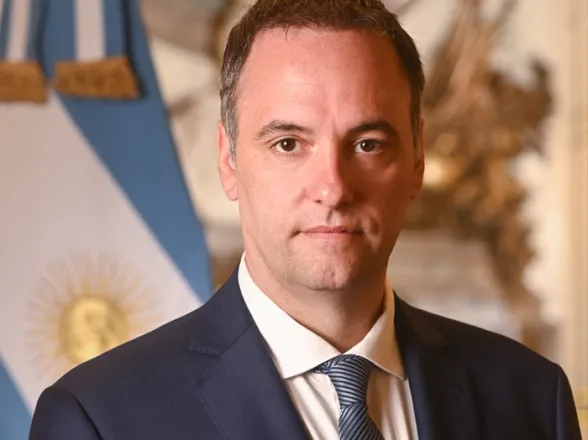 Crece la presión judicial por la compra de un departamento de Manuel Adorni