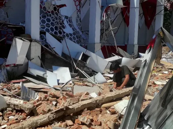 Un sismo brutal de 7,4 grados sacudió Indonesia y ya se confirmó una víctima fatal