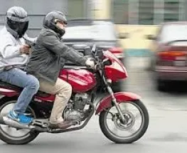 Motochorros atacaron a un hombre frente a un club y le robaron el celular