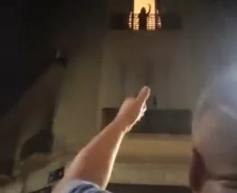 Un sanjuanino emocionó con una serenata frente a la casa de Cristina Kirchner