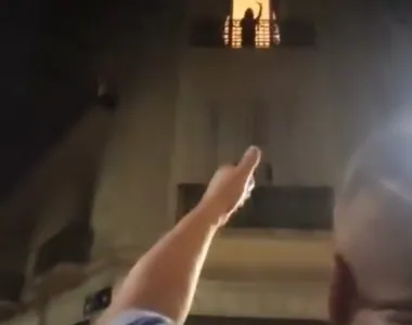 Un sanjuanino emocionó con una serenata frente a la casa de Cristina Kirchner