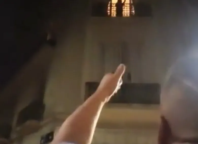 Un sanjuanino emocionó con una serenata frente a la casa de Cristina Kirchner