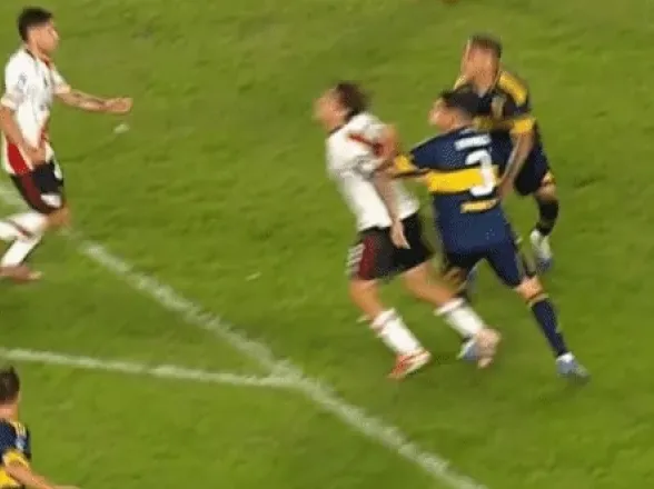 River explotó por un penal no cobrado en la última bola del clásico