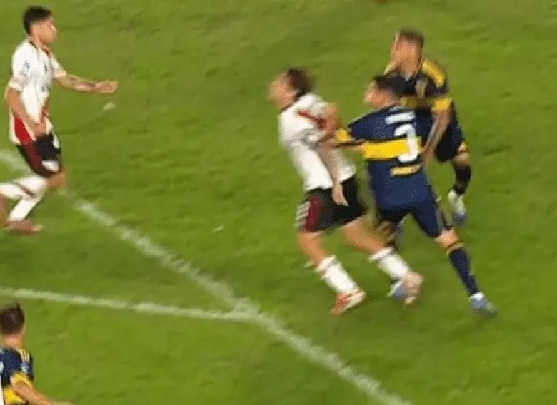 River explotó por un penal no cobrado en la última bola del clásico