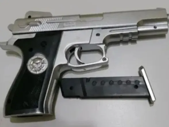 Cayó una mujer en Mendoza por incitar a su hijo a llevar una réplica de arma a la escuela