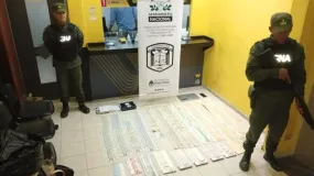 Cayeron con una montaña de billetes y divisas en pleno Capital
