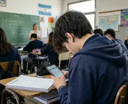 En colegios religiosos de Mendoza, el celular pasa a segundo plano en el aula