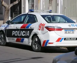 Terminó detenido tras armar un escándalo en plena fiesta y romper un patrullero