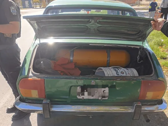 Cayó tras abrir un auto frente al hospital y llevarse varias pertenencias