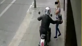 Un motochorro arrastró a una kinesióloga y le robó la cartera en plena salida del trabajo