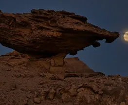Ischigualasto se viste de plata con su paseo bajo la luna llena