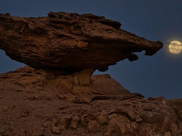 Ischigualasto se viste de plata con su paseo bajo la luna llena