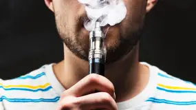 Vapeadores bajo la lupa: especialistas advierten por la trampa que engancha a los jóvenes