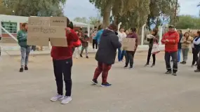 Padres de la Agrotécnica van al corte de la Ruta 150 por la combi sin chofer