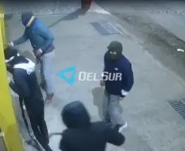 En Media Agua, cuatro ladrones arrasaron con un local de neumáticos y todo quedó grabado