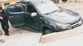Una distracción y la camioneta terminó metida en un canal de riego