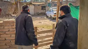 Refuerzan casas y reparten ayuda en barrios golpeados por el frío