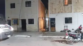 Una pareja fue emboscada por un grupo armado y dos sospechosos terminaron presos