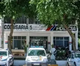 Un preso desató un violento ataque en la Comisaría 5ª y dejó a dos policías heridos