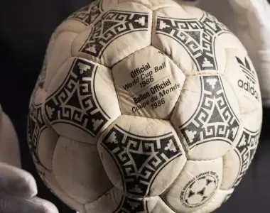Sale a remate la pelota más famosa de Maradona y puede romper todos los récords