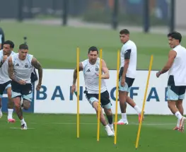 Argentina entrenó entre chaparrones y Scaloni dejó una pista fuerte para la final
