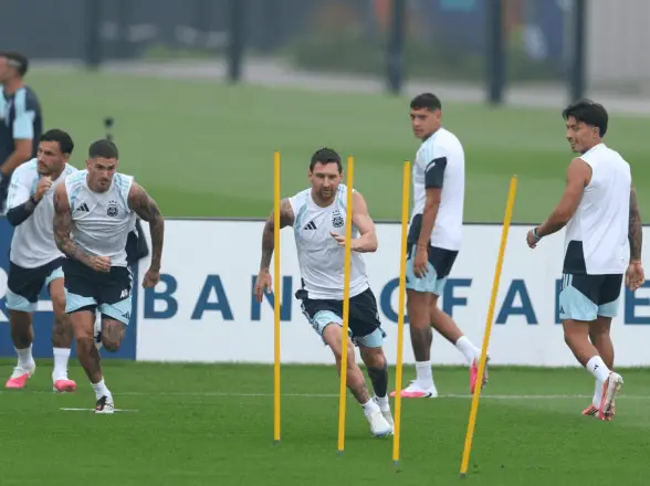 Argentina entrenó entre chaparrones y Scaloni dejó una pista fuerte para la final