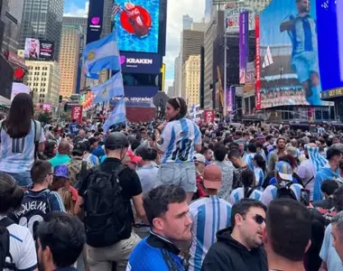 Times Square explotó con el banderazo argentino antes de la final con España