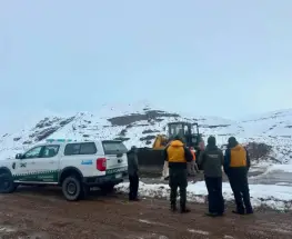 Nieve feroz en la cordillera: gendarmes sanjuaninos sacaron a salvo a seis personas varadas